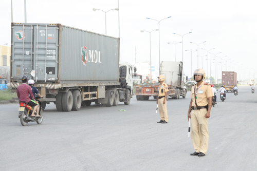 Xử phạt 343 xe qu&aacute; tải, qu&aacute; khổ