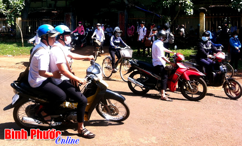 Học sinh đi xe máy phân khối lớn đến trường - bài toán khó!