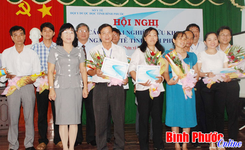 Sở Y tế trao giấy chứng nhận cho 17 đề t&agrave;i nghi&ecirc;n cứu khoa học