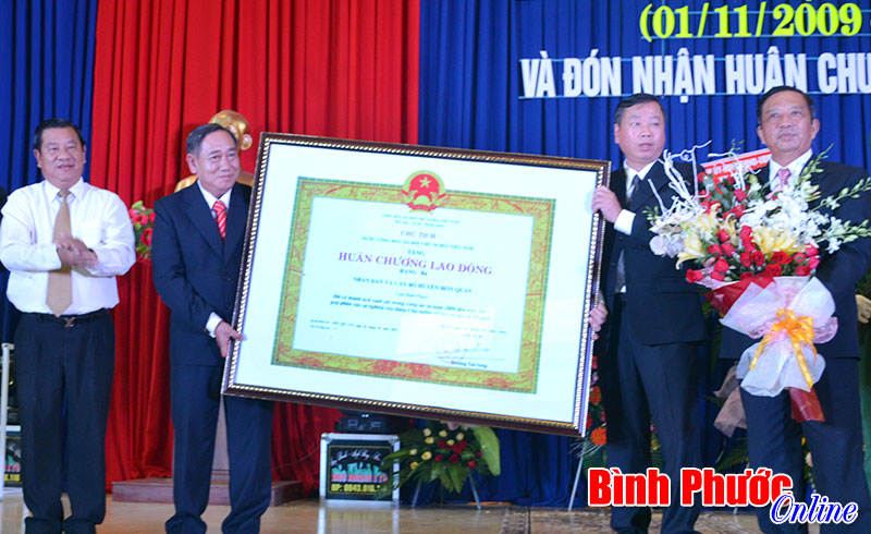 Hớn Quản đ&oacute;n nhận Hu&acirc;n chương Lao động hạng Ba