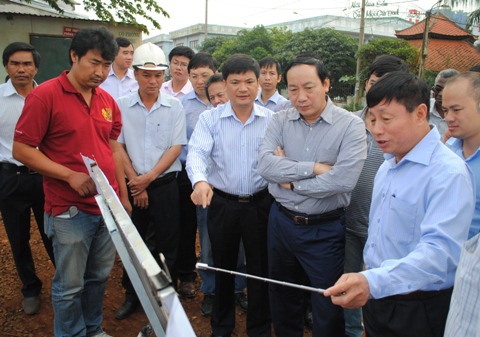 Thi công QL 14: Thảm xong 70% mặt đường bê tông nhựa trước Tết