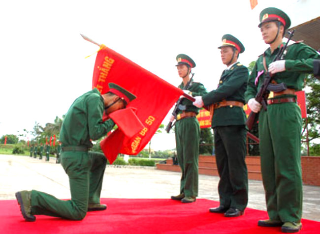 120 chiến sĩ bi&ecirc;n ph&ograve;ng tuy&ecirc;n thệ