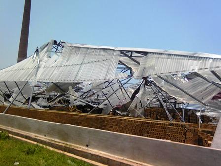 Lốc xoáy làm gãy đổ nhiều nhà xưởng