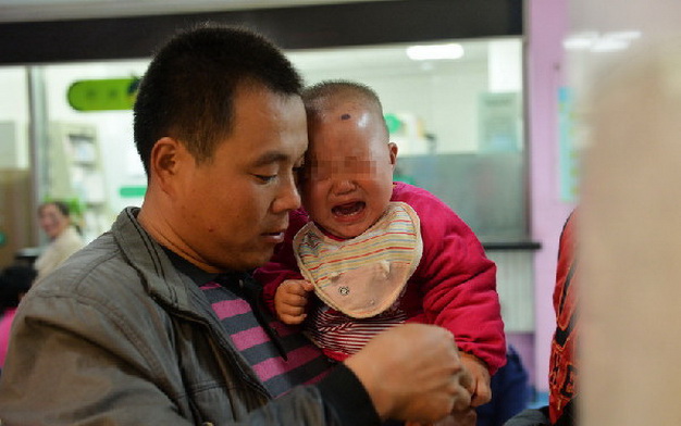 Kinh hoàng bé 11 tháng bị ghim 12 mũi kim vào người