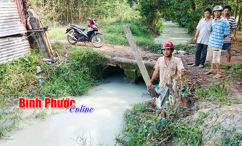 Vì sao người dân Chơn Thành chặn không cho nước chảy qua kênh?