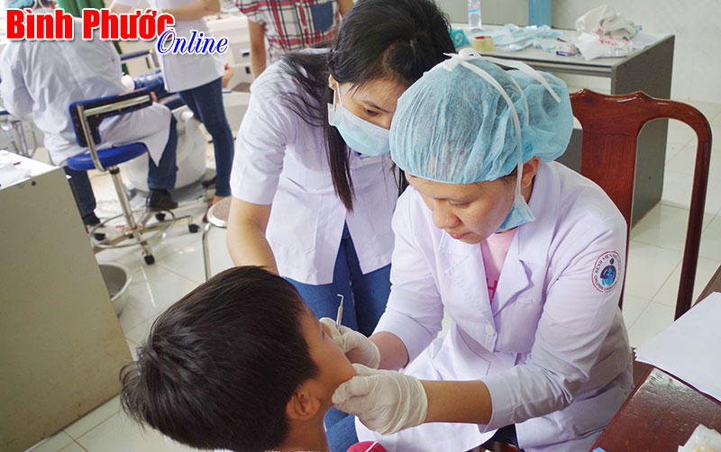 Con em công an được khám bệnh miễn phí