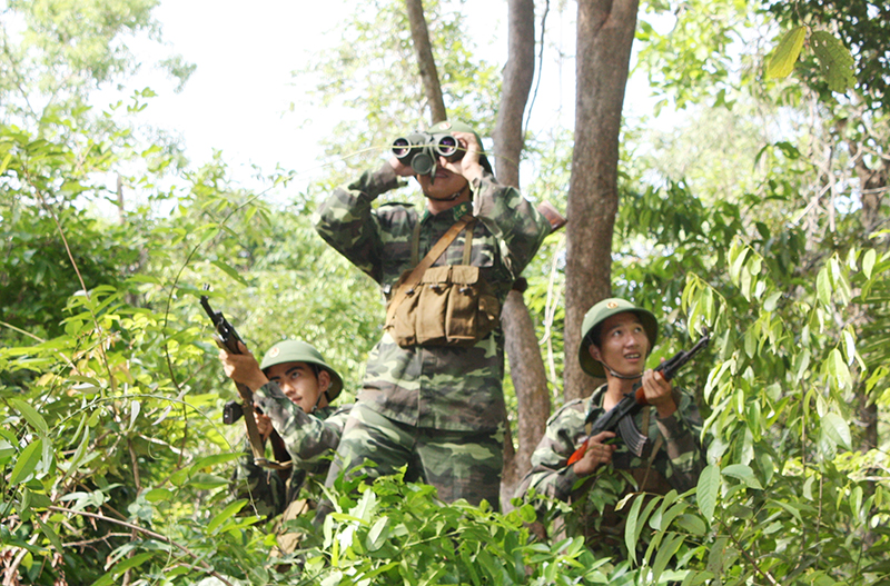 Lực lượng vũ trang l&agrave;m tốt c&ocirc;ng t&aacute;c d&acirc;n vận tr&ecirc;n bi&ecirc;n giới