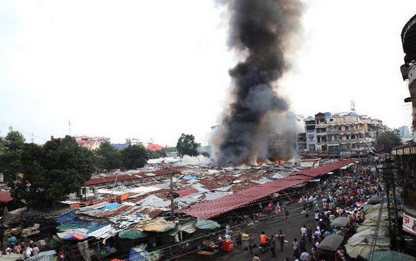 Cháy chợ cũ Phnom Penh, 300 gian hàng thành tro