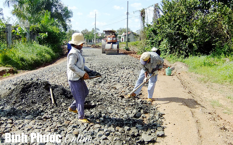 Lộc Ninh cần thêm 5.000 tấn xi măng để làm đường