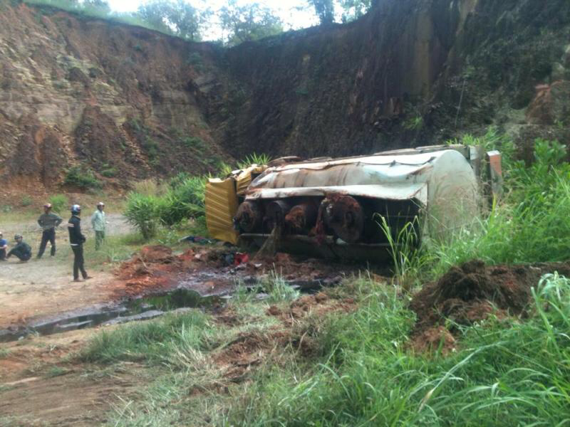 Lật xe, hơn 4.000 lít dầu tràn xuống đường