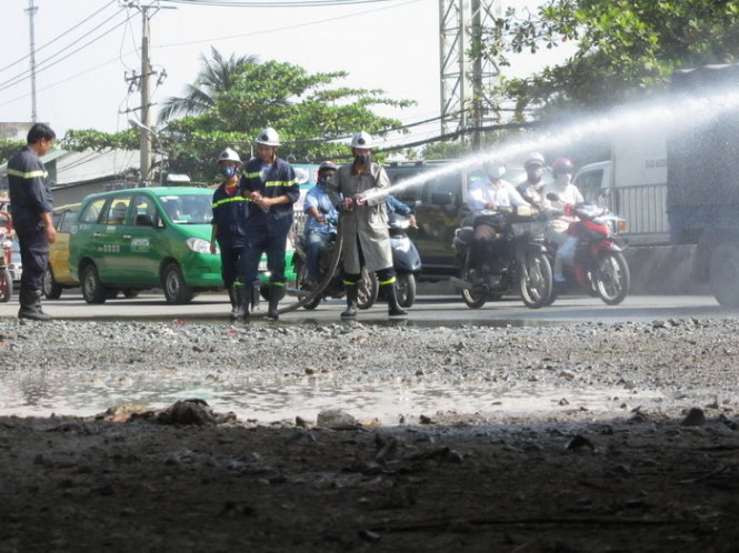 Đổ hóa chất bốc khói mù mịt đường, tài xế phóng xe chạy