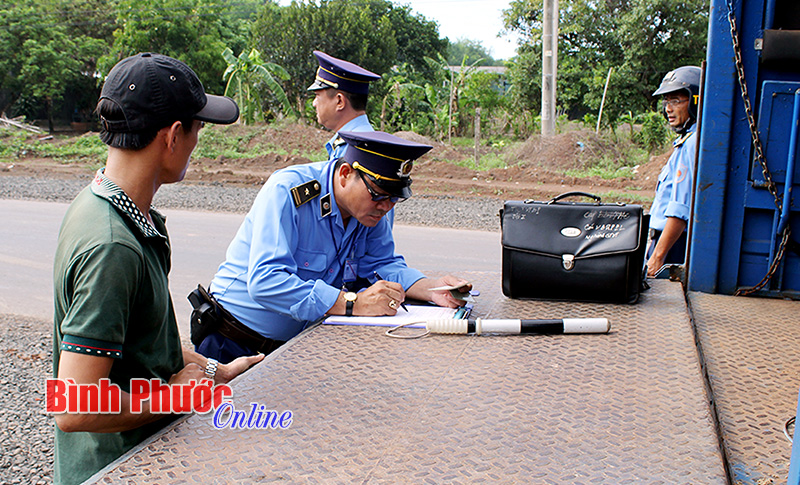 Lực lượng n&agrave;o được dừng xe v&agrave; xử phạt vi phạm giao th&ocirc;ng?