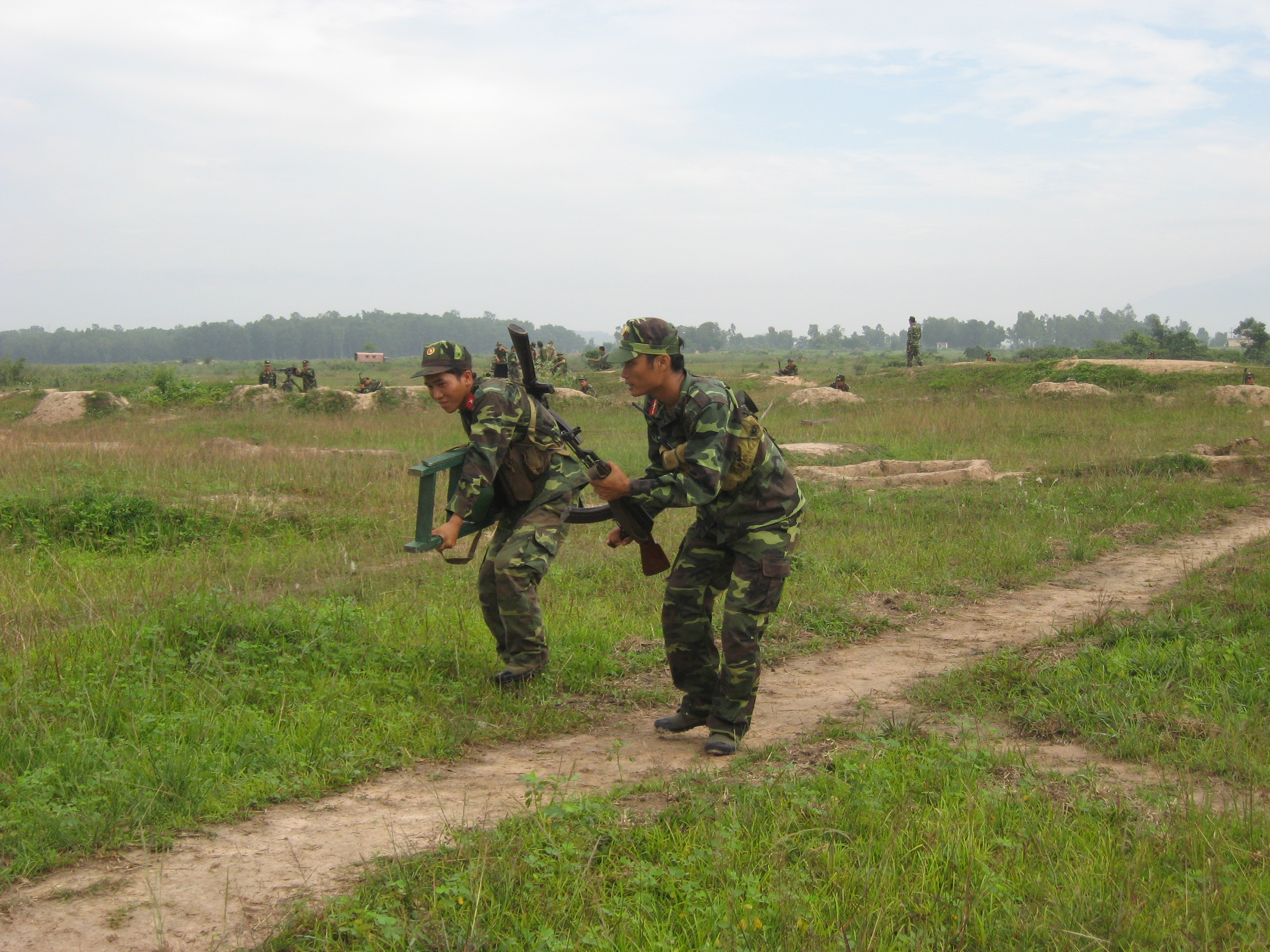 Lực lượng vũ trang B&igrave;nh Phước diễn tập bắn đạn thật