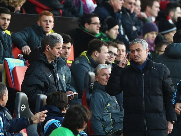 "Người đặc biệt" nổi đóa với trọng tài khi Chelsea không thể thắng