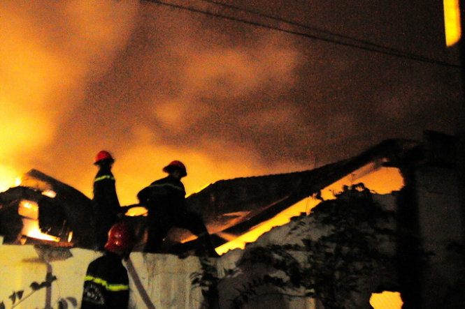 Công ty nhang cháy dữ dội giữa đêm khuya