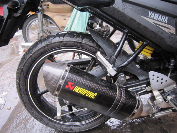 Nẹt p&ocirc; xe m&ocirc; t&ocirc;: Một thanh ni&ecirc;n bị truy s&aacute;t đến mất mạng