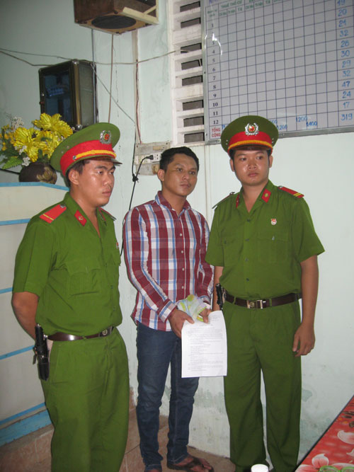 Con nghiện khỏa th&acirc;n đu d&acirc;y điện cầm b&uacute;a ch&eacute;m loạn xạ bị phạt 3,7 triệu đồng