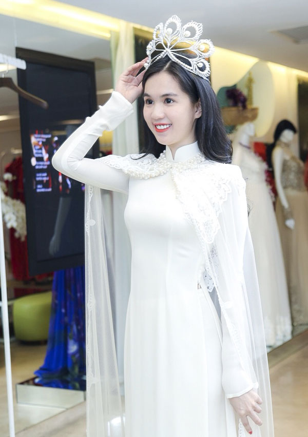 Ngọc Trinh 'đẹp lạ' với áo dài trắng tinh khôi