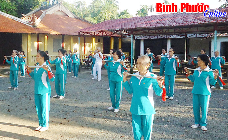 Người cao tuổi Chơn Th&agrave;nh l&agrave;m theo B&aacute;c