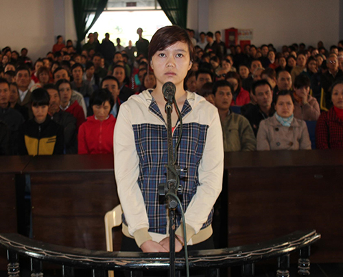 C&ocirc; g&aacute;i đ&acirc;m &ocirc;t&ocirc; v&agrave;o đ&aacute;m đ&ocirc;ng lĩnh &aacute;n