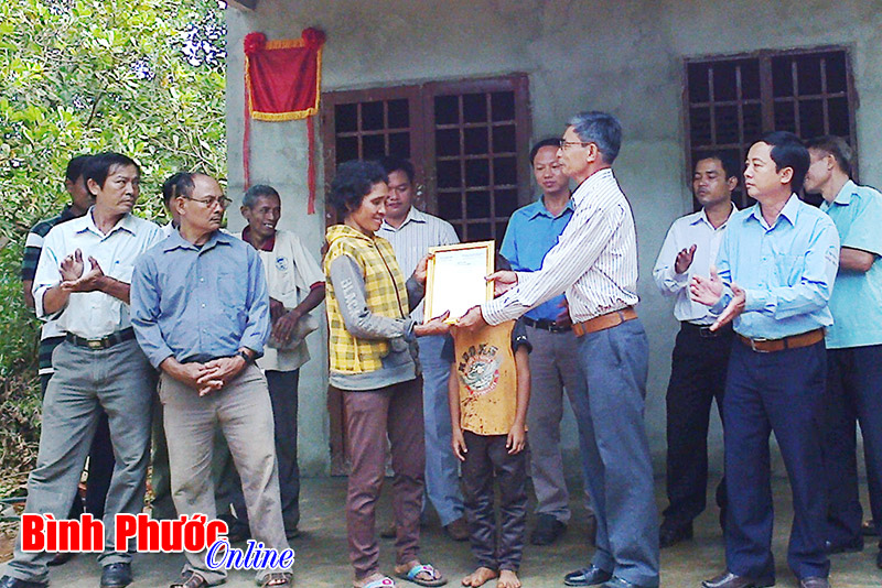 Thêm 1 nhà tình thương tặng hội viên nông dân nghèo 