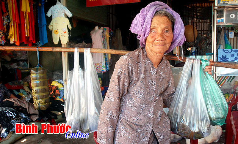 Nỗi lòng bà cụ bán bánh tét