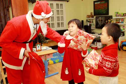 Nở rộ dịch vụ ông già Noel tặng quà Giáng sinh