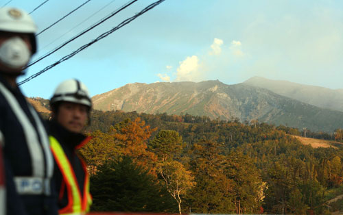 Nhật dừng tìm nạn nhân thảm họa núi lửa vì bão lớn sắp ập vào