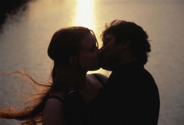 Một nụ hôn có thể truyền bao nhiêu vi khuẩn?