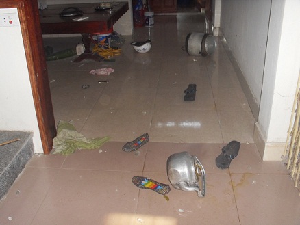 Giận bạn, đập ph&aacute; t&agrave;i sản