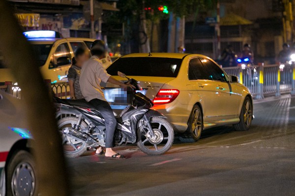 Qua đường đột ngột c&ograve;n ch&eacute;m người