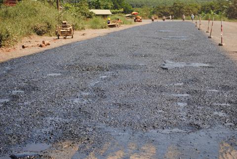 QL14 qua Bình Phước: Bắt quả tang BOT Đức Thành tưới nhựa trên "hố trâu"