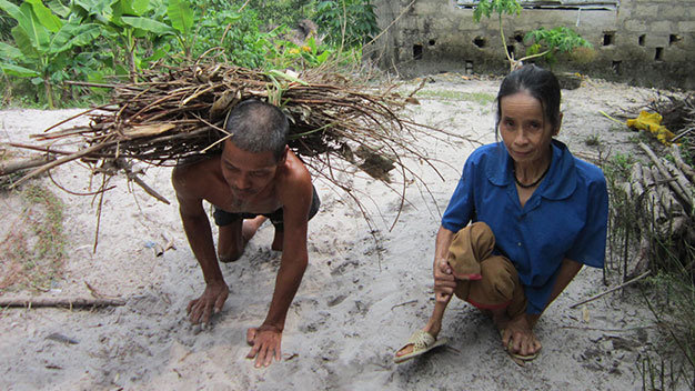 Chồng bò vợ lết mưu sinh