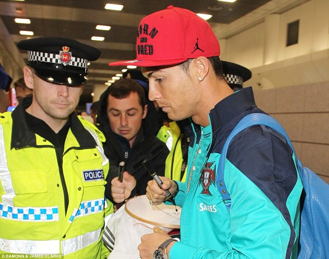 Cristiano Ronaldo và Lionel Messi hâm nóng thành Manchester