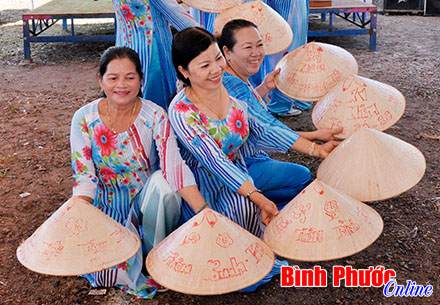 Sân chơi “đa chiều” của người cao tuổi ở thôn Bình Tân