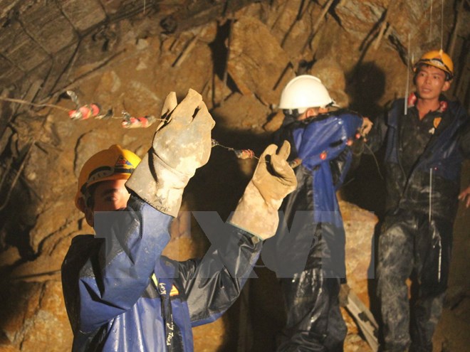 Vụ sập hầm thủy điện: Sẽ khoan thêm lỗ để thông hơi và thoát nước