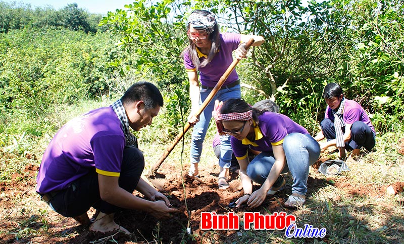 50 phần quà tặng hộ nghèo, học sinh có hoàn cảnh khó khăn ở xã Thuận Phú