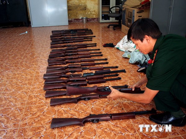 Thu giữ gần 100 súng hơi lậu giấu dưới đáy tàu