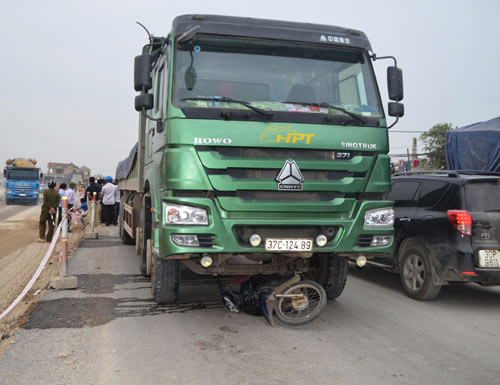 Bắt t&agrave;i xế xe tải nghe điện thoại, t&ocirc;ng chết 3 người