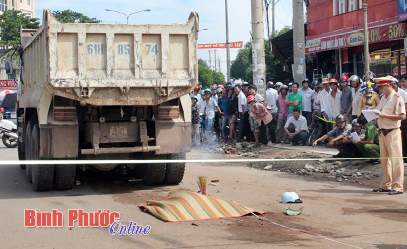 Bị xe ben đâm phía sau: 2 người chết và bị thương