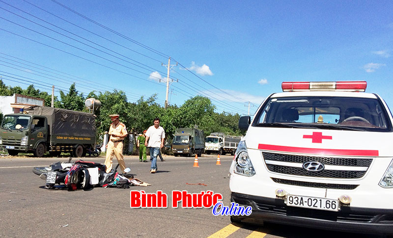 Ô tô dịch vụ cấp cứu đâm xe máy