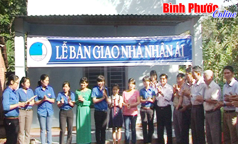 Tặng nhà nhân ái cho học sinh nghèo