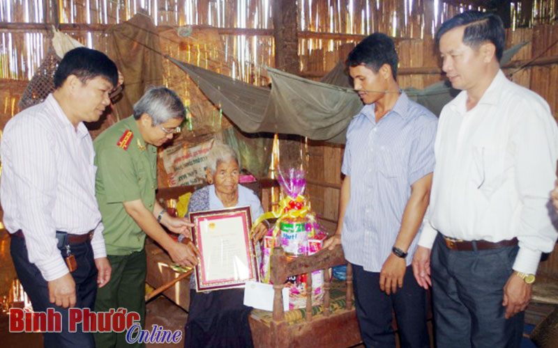 Thăm v&agrave; tặng qu&agrave; ng&agrave;y Quốc tế người cao tuổi 1-10