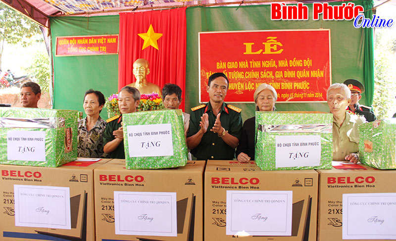 Bộ CHQS tỉnh tặng 18 nhà tình nghĩa, đồng đội