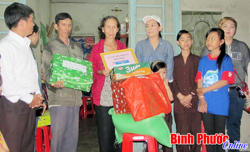  Ca sĩ Phi Nhung tặng 20 triệu đồng cho người nghèo xã Bù Nho