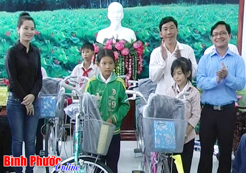 Huyện ủy Bù Đốp tặng 20 xe đạp cho học sinh nghèo