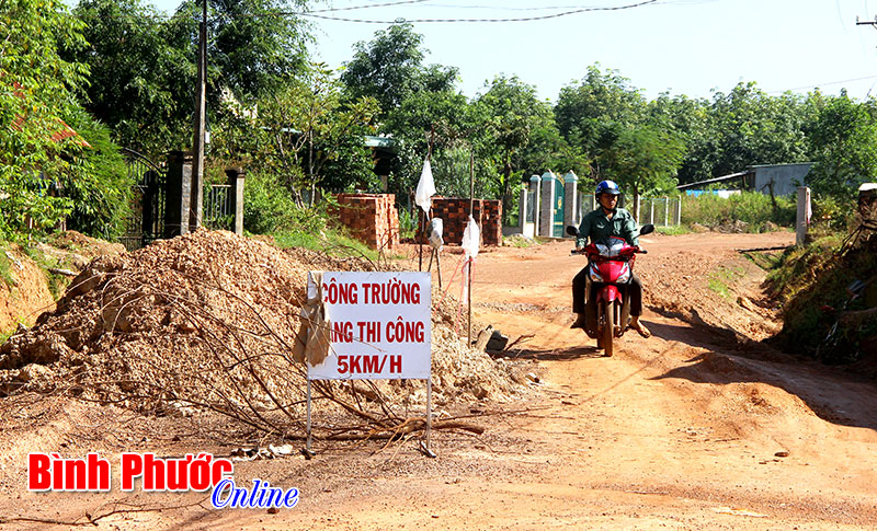 Tân Phước: Khó huy động vốn làm đường nông thôn mới