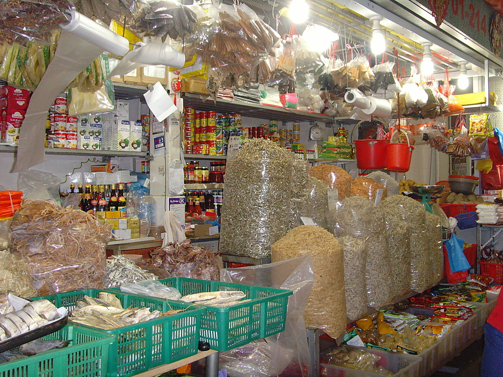 Tạp h&oacute;a b&aacute;n h&agrave;ng lậu