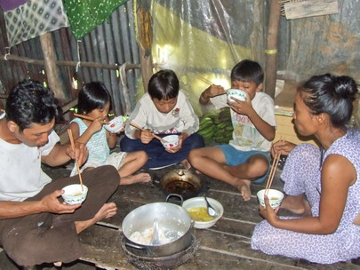 Nhân dân ủng hộ 390 triệu đồng quỹ Vì người nghèo