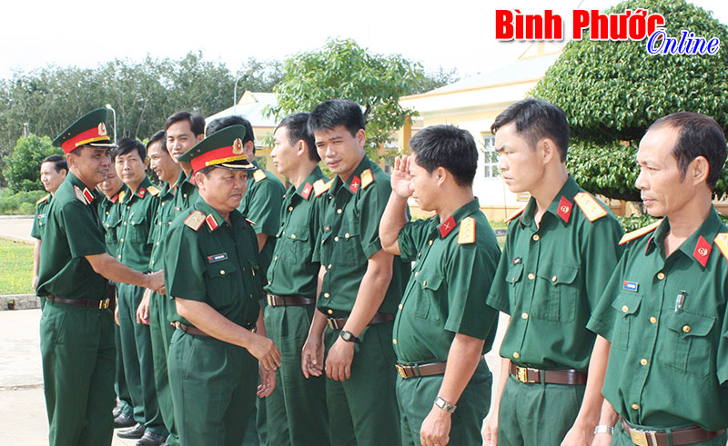 Thiếu tướng Trần Văn H&ugrave;ng, Ph&oacute; ch&iacute;nh ủy Qu&acirc;n khu 7 l&agrave;m việc với đội K72